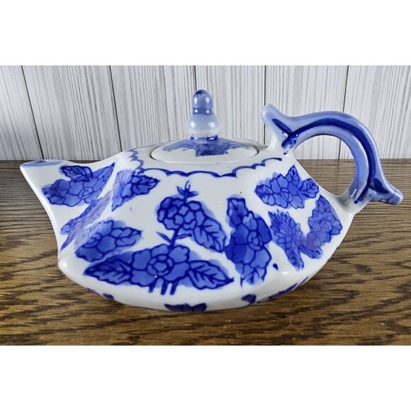 Vintage Cobalt Blue and White Mini Porcelain Teapot from the Bombay Co. - Picture 3 of 7